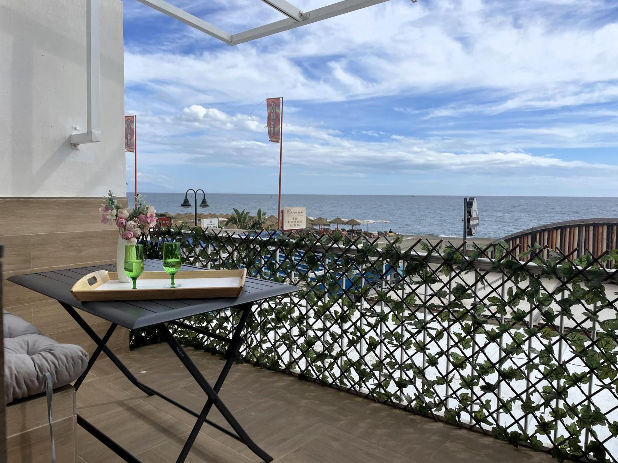 Apartamento Calma Carihuela Beach - 10 Metros De La Playa Torremolinos Buitenkant foto